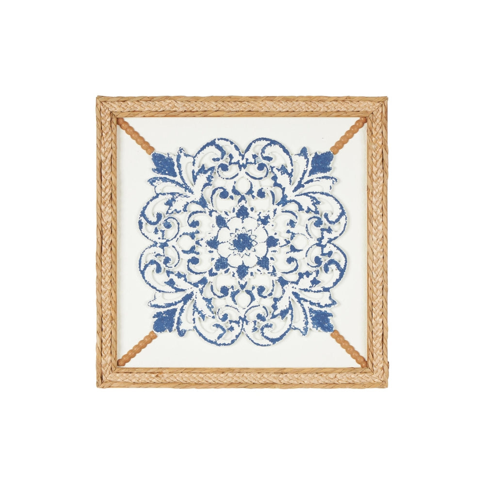 Decoración de pared floral en madera azul con marco tejido en seagrass