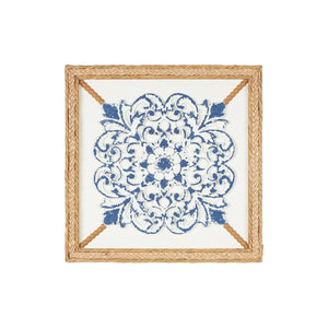 Decoración de pared floral en madera azul con marco tejido en seagrass