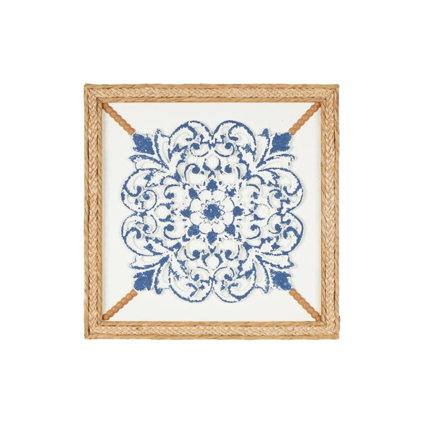 Decoración de pared floral en madera azul con marco tejido en seagrass