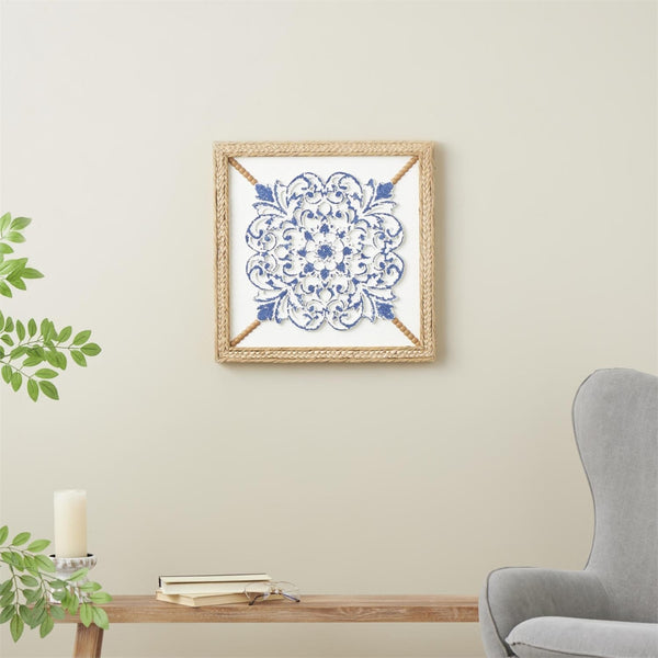 Decoración de pared floral en madera azul con marco tejido en seagrass