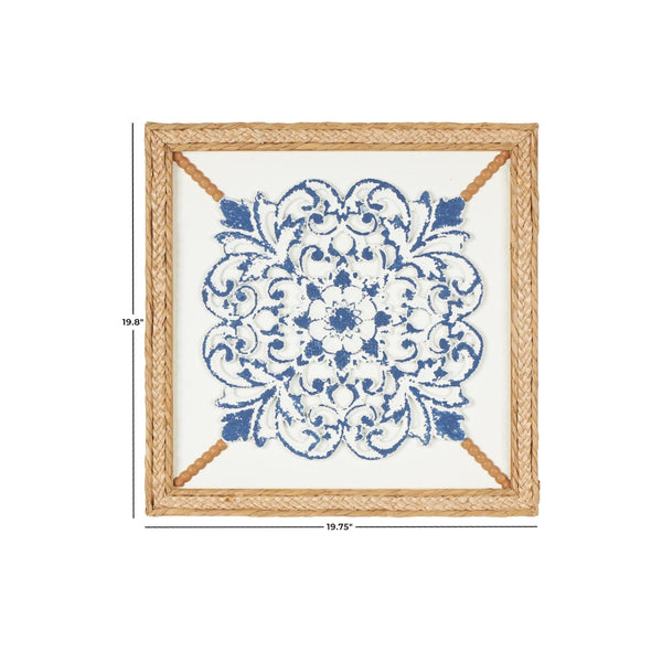 Decoración de pared floral en madera azul con marco tejido en seagrass