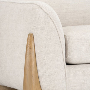 Butaca Tapizada con Base de Madera en Beige