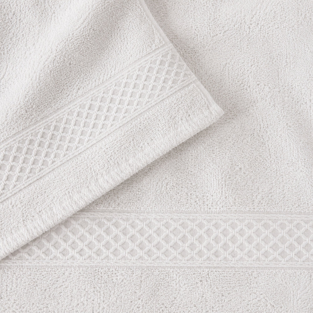 Toalla Blanca con Cenefa Decorativa para Baño