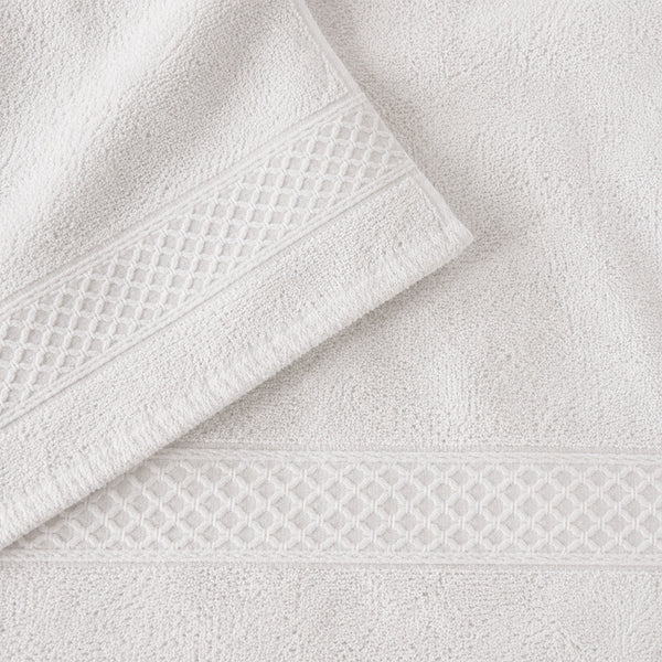 Toalla Blanca con Cenefa Decorativa para Baño