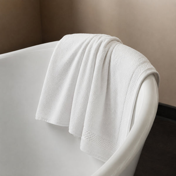 Toalla Blanca con Cenefa Decorativa para Baño