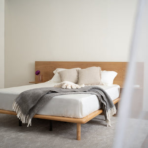 Cama Queen Plato con mesas de noche integradas