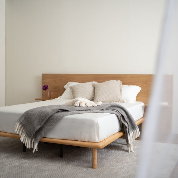 Cama Queen Plato con mesas de noche integradas