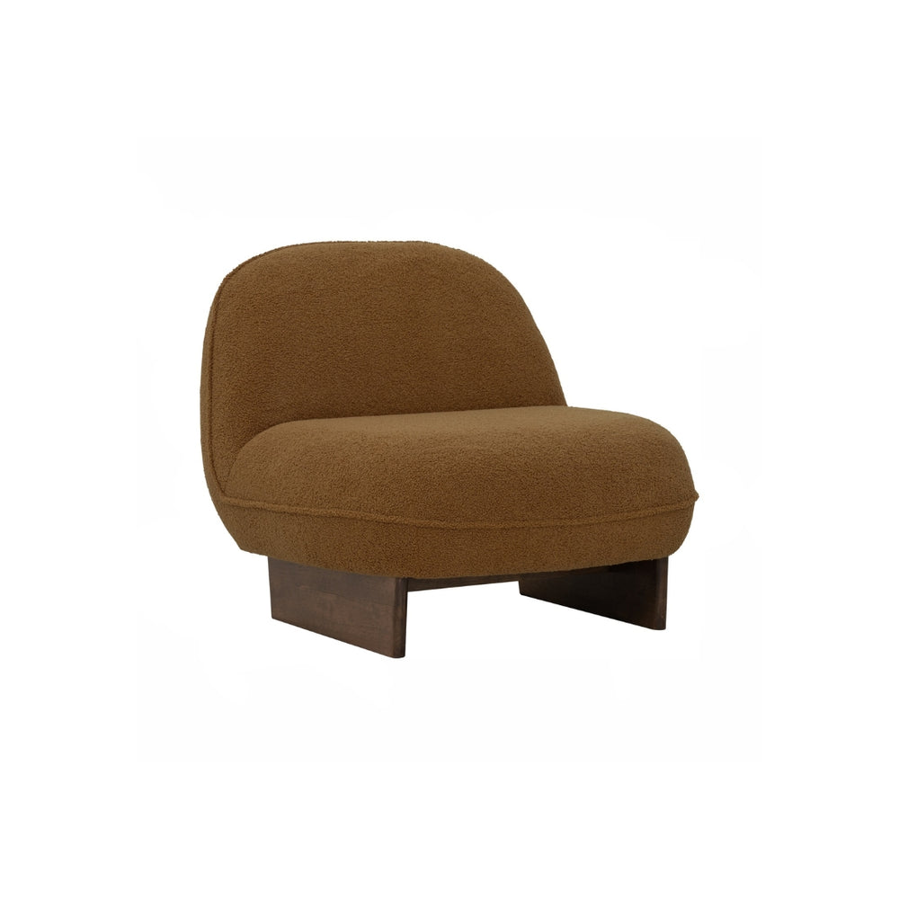 Sillón lounge Bentle en roble malayo y tela teddy caramel