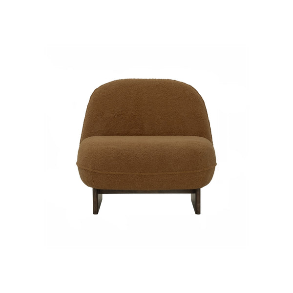Sillón lounge Bentle en roble malayo y tela teddy caramel
