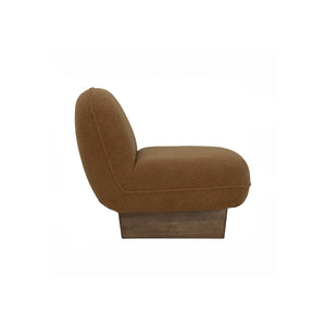 Sillón lounge Bentle en roble malayo y tela teddy caramel