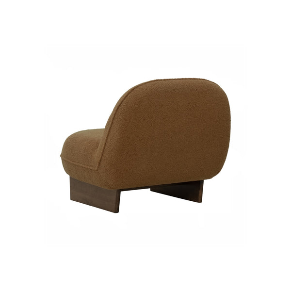 Sillón lounge Bentle en roble malayo y tela teddy caramel