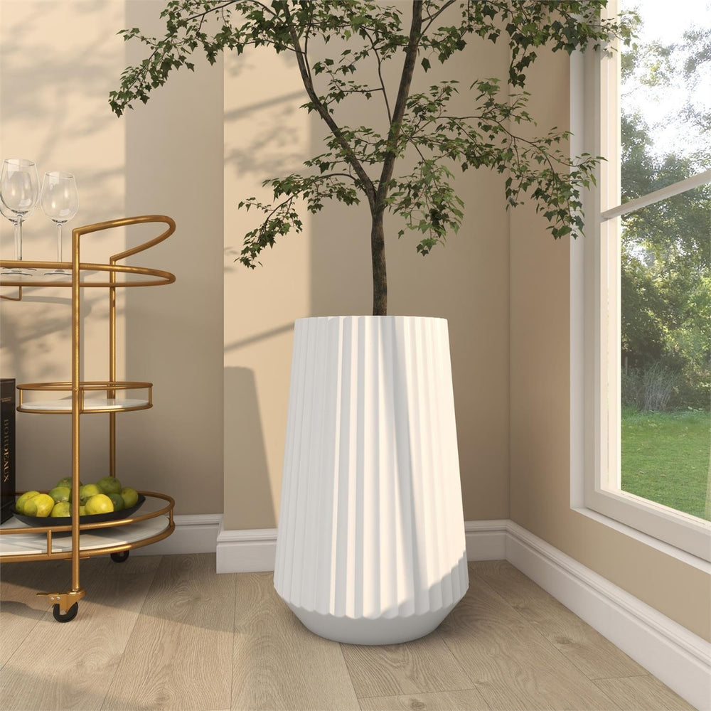 Jarrón decorativo de piso acanalado en resina blanca – 30"