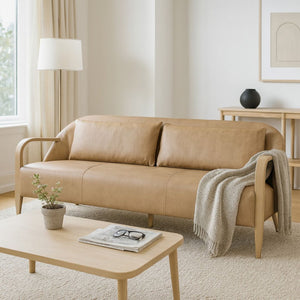 Sofá Krestlin de cuero natural color taupe con estructura de madera