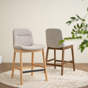 Silla alta Arden para counter en roble malayo y tela gris claro