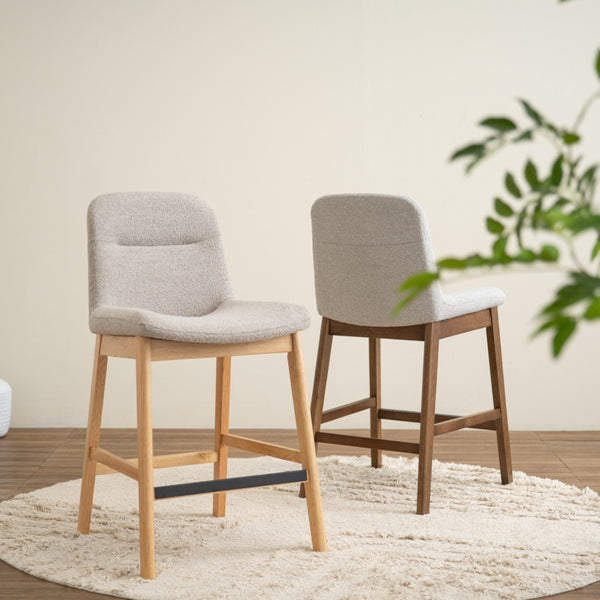 Silla alta Arden para counter en roble malayo y tela gris claro