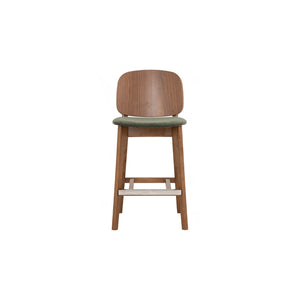 Silla alta Cora para counter en roble malayo y tela verde profundo