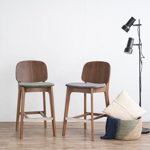 Silla alta Cora para counter en roble malayo y tela verde profundo