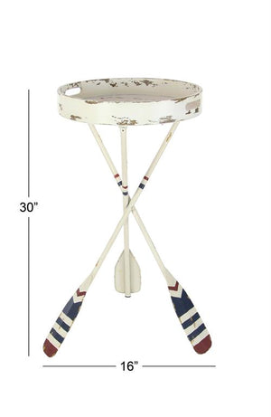 Mesa auxiliar de metal blanco con rayas desgastadas