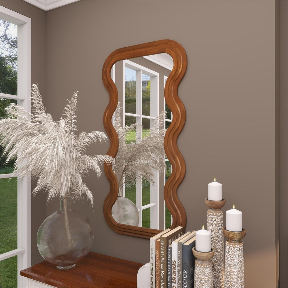 Espejo decorativo de pared con marco ondulado en madera – 47"