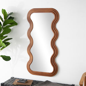 Espejo decorativo de pared con marco ondulado en madera – 47"