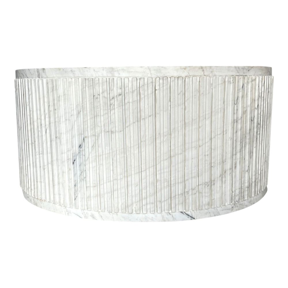 Mesa de centro acanalada de mármol blanco Entice de 36"
