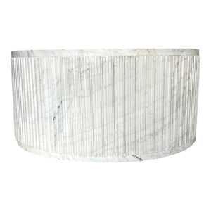 Mesa de centro acanalada de mármol blanco Entice de 36"