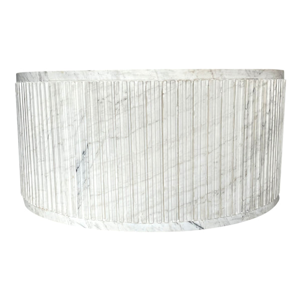 Mesa de centro acanalada de mármol blanco Entice de 36"
