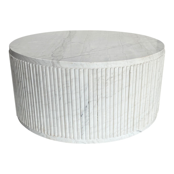 Mesa de centro acanalada de mármol blanco Entice de 36"
