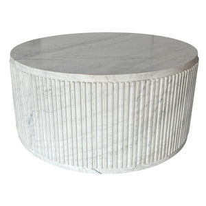 Mesa de centro acanalada de mármol blanco Entice de 36"