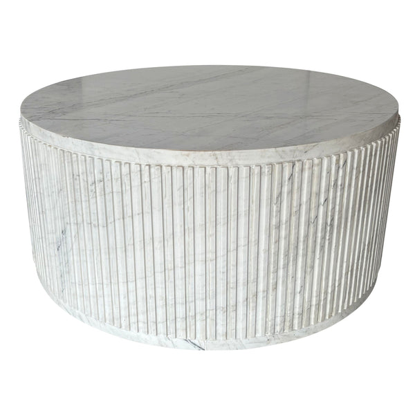 Mesa de centro acanalada de mármol blanco Entice de 36"