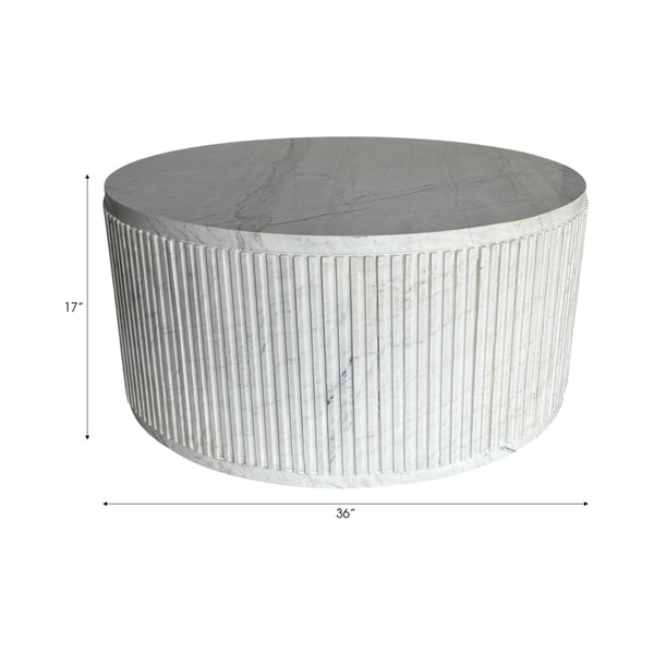 Mesa de centro acanalada de mármol blanco Entice de 36"